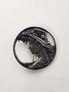lot 272 image: Very Nice Vintage Sterling Silver Brooch wVictorian Woman