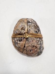 lot 274 image: Lovely Hinged Box Geode wCrystals