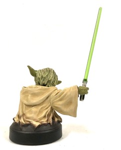 lot 305 image: Limite Edition Star Wars Yoda Figure