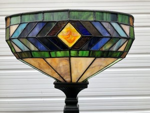 lot 319 image: Excellent Tiffany Style Stained Glass Floor Lamp