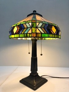 lot 320 image: Excellent Tiffany Style Stained Glass Table Lamp