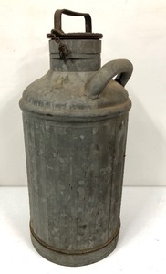 lot 346 image: Antique 1910s era Galvanized Service Station Lube Oil Can