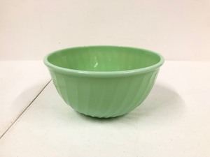 lot 354 image: Vintage Fire King JADEITE Mixing Bowl