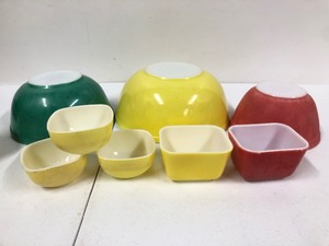 lot 355 image: Lot of Assorted Vintage PYREX etc Bowls & Dishware