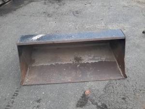 lot 14 image: Dingo 1000 53 inch light material bucket.