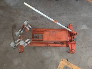 lot 30 image: Floor Style Transmission Jack
