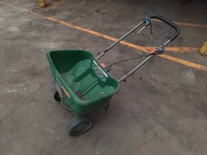lot 35 image: 2 Scotts Fertilizer Spreaders
