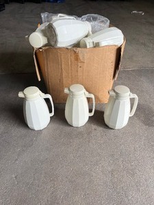 lot 53 image: (30) New Generation 1 liter Thermal Servers. Capacity 64 oz.