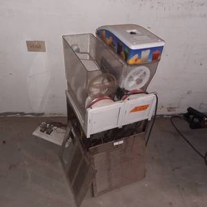 lot 18 image: Double-bowl slushy machine Ice Dream 2