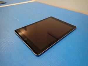 lot 44 image: Apple&nbspiPad (6th generation) A1893  32GB of storage  includes charging cable