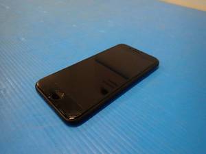 lot 50 image: Apple&nbspiPhone 7 A1660  32GB of storage  carrier unlocked  includes charging cable