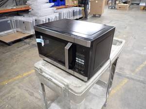 lot 67 image: Black & Decker Microwave