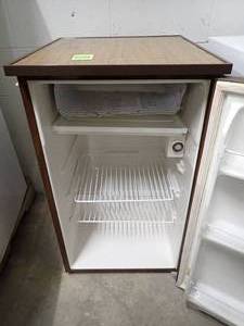 lot 68 image: Avanti Model 489 Mini Fridge