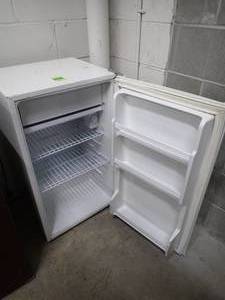 lot 69 image: Sanyo SR-3620W Mini Fridge
