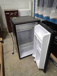 lot 70 image: Danby DCR34BC Mini Fridge