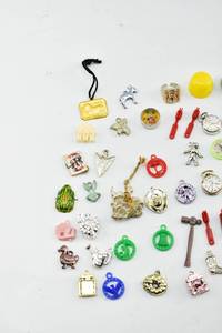 lot 289 image: Assortment of Vintage Charms and Trinkets