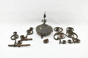 lot 440 image: 5 Small Iron Outdoor Decorations