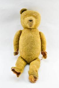 lot 414 image: Vintage Stuffed Pooh Bear Toy