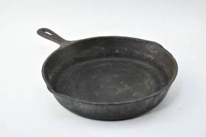 lot 398 image: Vintage Cast Iron Skillet No. 8