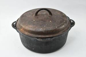 lot 3 image: Vintage Griswold Cast Iron Tite-Top Dutch Oven