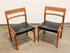 lot 48 image: Pair of Danish Slagelse Mobelvaerk Mid Century Modern Black Leather and Teak Chairs