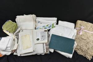 lot 444 image: Large Assortment of Placemats, Tablecloths, Fabric Napkins, and Miscellaneous Linens