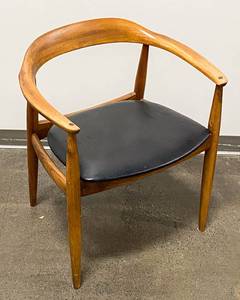 lot 44 image: Danish Niels Eilersen Mid Century Modern Wood and Leather Chair