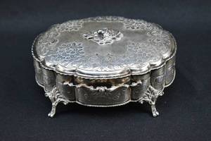lot 80 image: Ornate 800 Silver Trinket Box