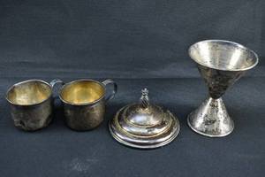 lot 168 image: 4 Sterling Silver Bar Accessories