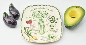 lot 234 image: 4 Fruit and Veggie Ceramics
