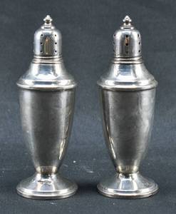 lot 157 image: Revere Silversmiths Inc Sterling Salt & Pepper Shakers No. 1151