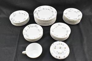 lot 129 image: 38 Pcs. Jyoto China Snowflake Porcelain Set 858