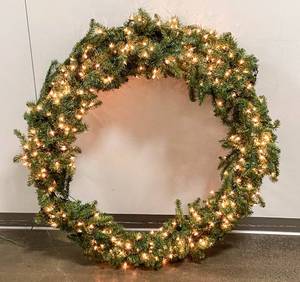 lot 2 image: Balsam Hill Light Up Collapsible Wreath 1