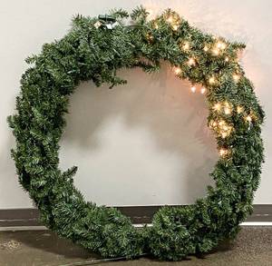 lot 4 image: Balsam Hill Light Up Collapsible Wreath 3