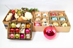 lot 143 image: Approx. 90 Assorted Vintage Christmas Ornaments