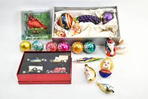 lot 142 image: 23 Assorted Christmas Bulb Ornaments