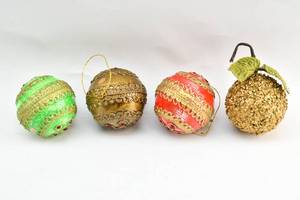lot 150 image: Four Vintage Handmade Florentine Decoupage Ornaments, Made in Japan
