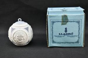 lot 131 image: Lladro Christmas Porcelain Ball Ornament 1988