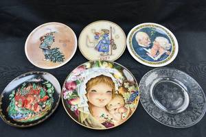 lot 135 image: 6 Vintage Collector Plates with Holiday Motif