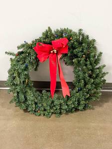 lot 36 image: Large Light Up Wreath with Color Lights