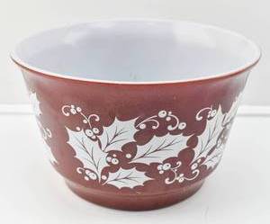 lot 103 image: Vintage Hazel Atlas Holly Punch Bowl and 6 Cups