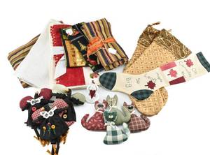 lot 54 image: Group of Holiday Themed Linens & Decorations