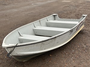 lot 1 image: AlumaCraft V14-15 Aluminum Fishing Boat