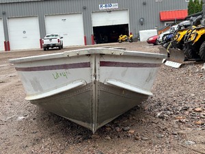lot 4 image: AlumaCraft T12V Aluminum Fishing Boat