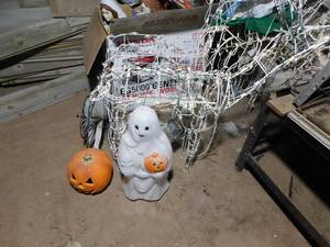 lot 15 image: Massive Decoration Lot