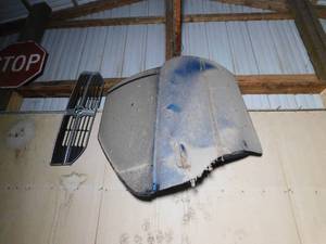 lot 56 image: Dodge Intrepid Door and Grill
