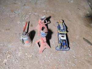lot 76 image: Floor Jacks w stands