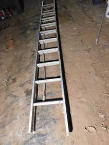 lot 83 image: 30 Extension Ladder