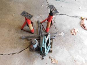 lot 146 image: Bottle Jack W Jack stands