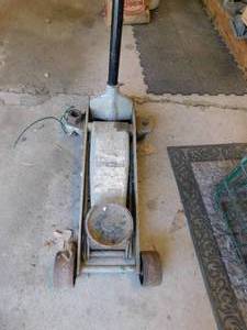 lot 147 image: Sears 3 Ton Jack